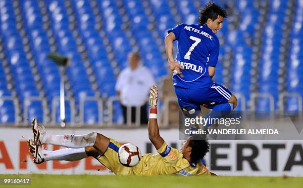 Brazil's Flamengo goalkeeper Bruno vies for the ball with Universidad de Chile's Diego Rivarola during their Libertadores Cup quartefinal football...