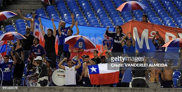 Universidad de Chile football team fans cheer their team after defeating Flamengo in their Libertadores Cup quarterfinal football match on May 12,...