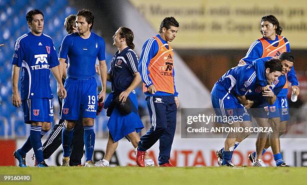 Universidad de Chile's football players celebrate after defeating Brazilian Flamengo in their Libertadores Cup quarterfinal football match on May 12,...