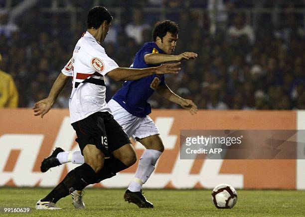 Sao Paulo's player Xandao vies for the ball with Cruzeiro's Kleber during their Libertadores quarterfinal football match in Belo Horizonte, Minas...