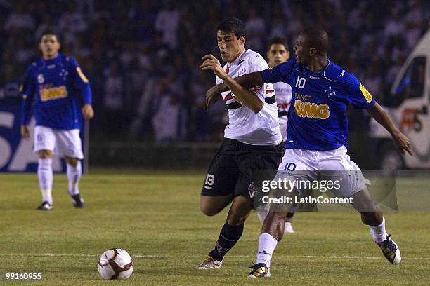 Gilberto of Cruzeiro fights for the ball with Xandao of Sao Paulo during a Libertadores Cup match aat Mineirao stadium on May 12, 2010 in Belo...