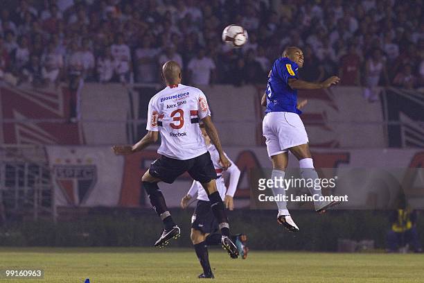 Jonathan of Cruzeiro fights for the ball with Alex Silva of Sao Paulo during a Libertadores Cup match aat Mineirao stadium on May 12, 2010 in Belo...