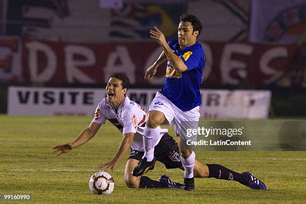 Kleber of Cruzeiro fights for the ball with Hernanes of Sao Paulo during a Libertadores Cup match aat Mineirao stadium on May 12, 2010 in Belo...