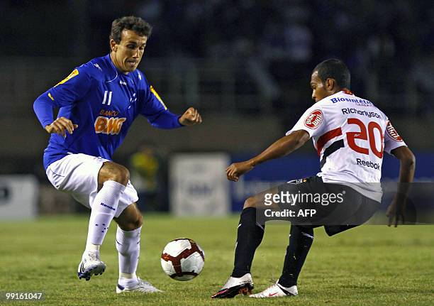 Richarlyson of Brazilian Sao Paulo, vies for the ball with Thiago Ribeiro of Brazilian Cruzeiro during their Copa Libertadores quarterfinal football...