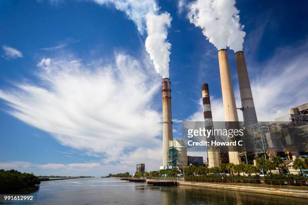 polluted beauty - centrale elettrica foto e immagini stock