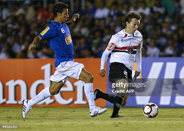 Dagoberto of Brazilian Sao Paulo, vies for the ball with Henrique of Brazilian Cruzeiro during their Copa Libertadores quarterfinal football match in...