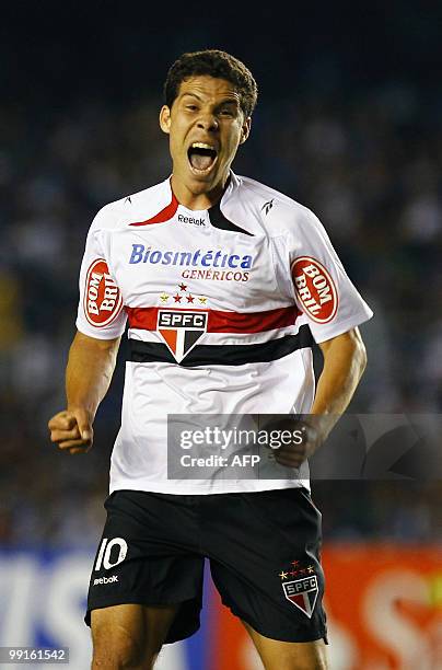 Sao Paulo's player Hernanes celebrates after scoring the team's second goal against Cruzeiro during their Libertadores quarterfinal football match in...