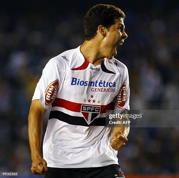 Sao Paulo's player Hernanes celebrates after scoring the team's second goal against Cruzeiro during their Libertadores quarterfinal football match in...