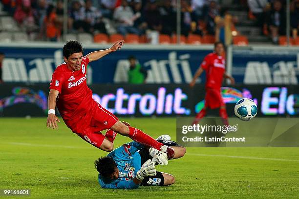 Goalkeeper Rodolfo Costa of Pachuca fights for the ball with Hector Mancilla of Toluca during a semifinal match as part of the 2010 Bicentenary...