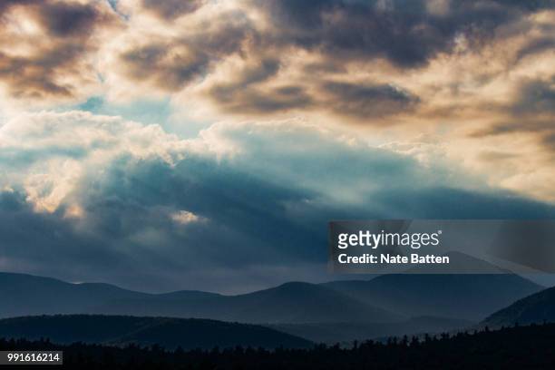 dramatic mountain light show - batten stock-fotos und bilder