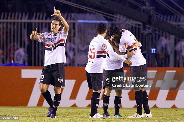 Hernanes of Sao Paulo celebrates a scored goal during a Libertadores Cup match against Cruzeiro at Mineirao stadium on May 12, 2010 in Belo...