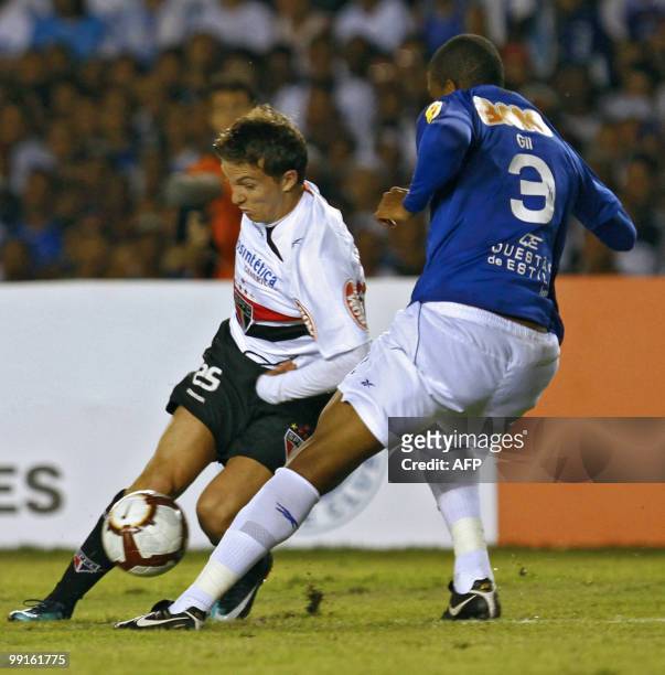 Dagoberto of Brazilian Sao Paulo, vies for the ball with Gil of Brazilian Cruzeiro during their Copa Libertadores quarterfinal football match in Belo...