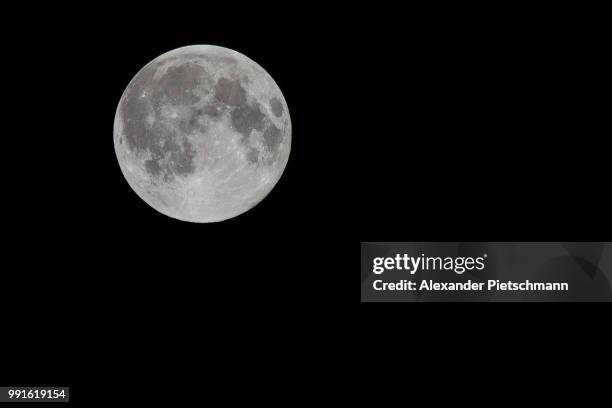 moon presence - apolo fotografías e imágenes de stock