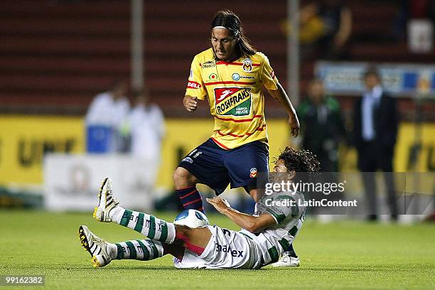 Hugo Droguett of Morelia fights for the ball with Fernando Arce of Santos during their semifinal match as part of the 2010 Bicentenario Tournament at...