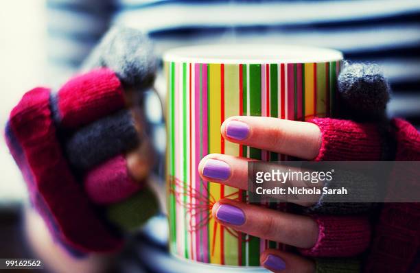 cold hands - fingerless glove stock-fotos und bilder