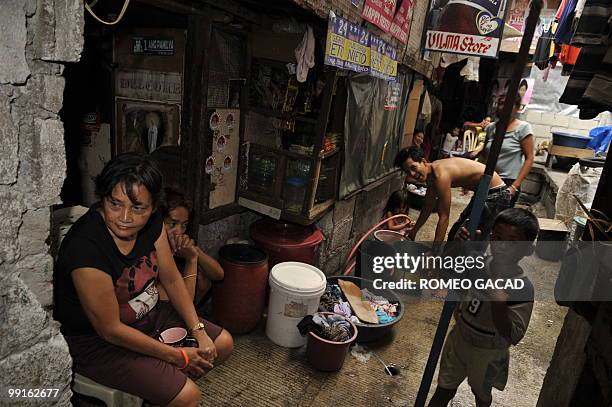 Philippines-politics-vote-economy-Aquino-Analysis, by Roberto Coloma Residents of a squatter area just few blocks away from the presidential palace...