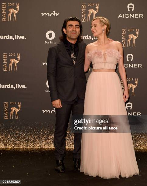 Die Schauspielerin Diane Kruger und der Regisseur des Films "Aus dem Nichts", Fatih Akin, kommen am in Berlin zur 69. Verleihung des Medienpreises...