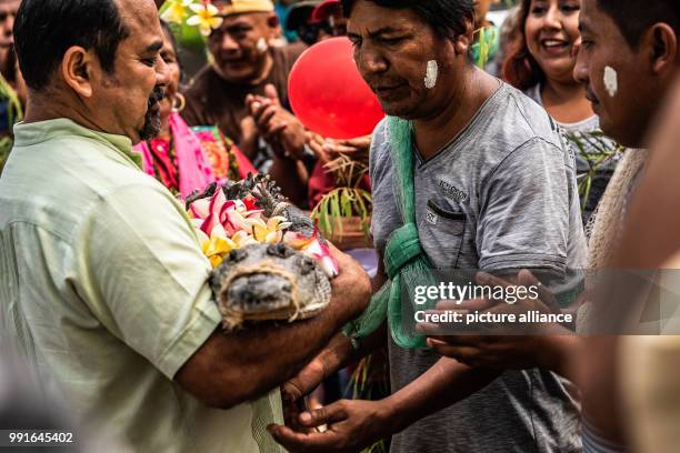 June 2018, Mexico, San Pedro Huamelula: Victor Aguilar Ricardez , Mayor of San Pedro Huamelula, gives one of the village men the "Crocodile bride"....