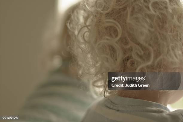 child with white blonde hair in ringlets - ringellocke stock-fotos und bilder