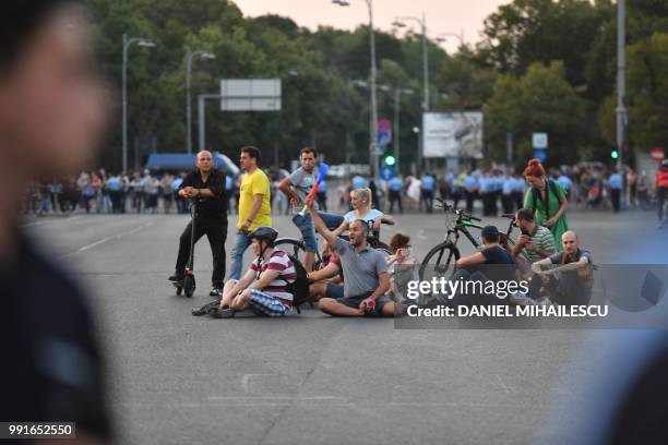 People protest in front of the Romanian Government headquarters in Bucharest July 4, 2018. - Romania's parliament voted through controversial changes...