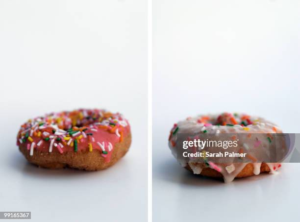 pink and white donuts - sarah-palmer foto e immagini stock