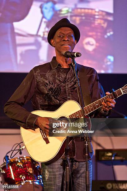 Keb' Mo' performs at the 2nd Annual Dream, Believe, Achieve Gala at the Skirball Cultural Center on May 12, 2010 in Los Angeles, California.