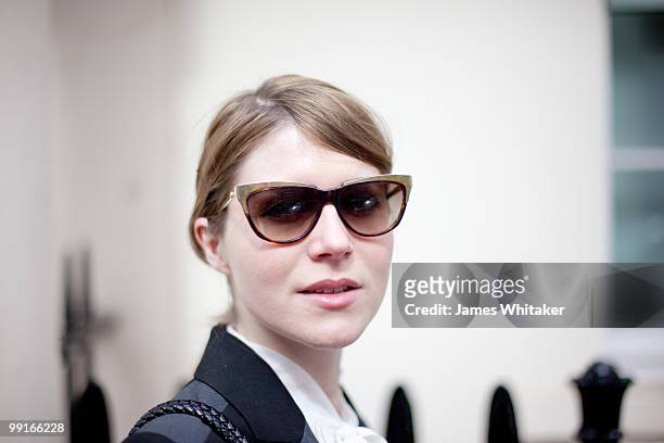 woman wearing sunglasses - newpremiumuk stock-fotos und bilder