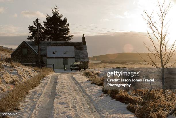 old crofters house, strathy,scotland  - parcela fotografías e imágenes de stock