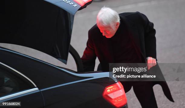 The former owner of the chain of chemist shops Schlecker, Anton Schlecker, takes his briefcase out of the boot of a car at the regional court in...