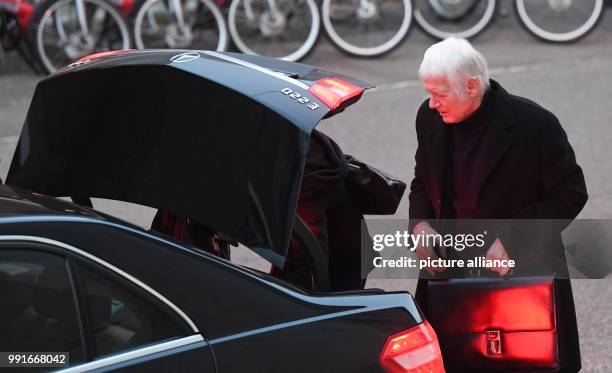 The former owner of the chain of chemist shops Schlecker, Anton Schlecker, takes his briefcase out of the boot of a car at the regional court in...