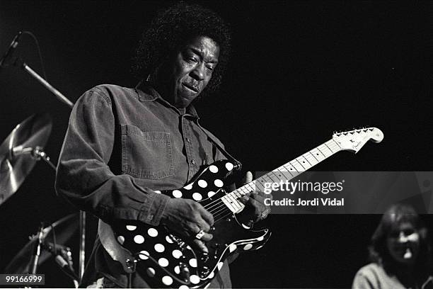 Buddy Guy performs on stage at Pavello Vall Hebron on November 19, 1994 in Barcelona, Spain.