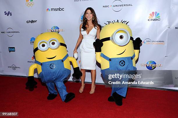 Actress Sarah Shahi poses with the Minions from "Despicable Me" at the Cable Show 2010 featuring an evening with NBC Universal at Universal Studios...