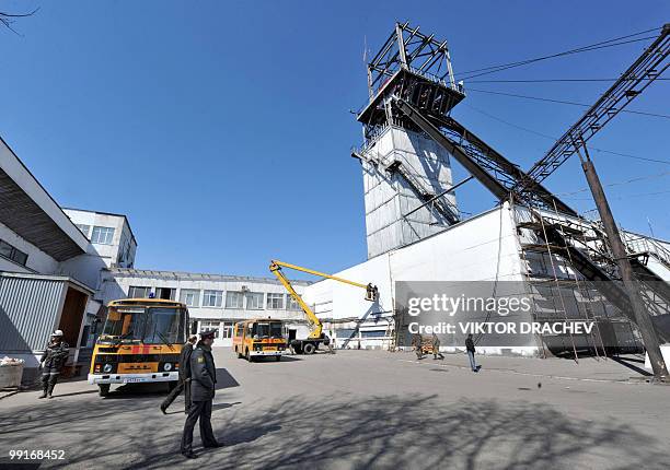 Russian policeman stands near the Raspadskaya coal mine, in Mezhdurechensk on May 13, 2010. The death toll following twin gas blasts in Russia's...