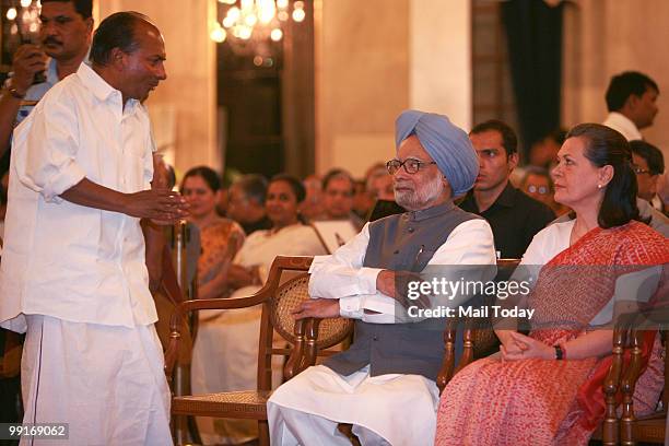 Defence Minister A K Antony greets Prime Minister Manmohan Singh and UPA chairperson Sonia Gandhi during swearing-in ceremony of the new Chief...