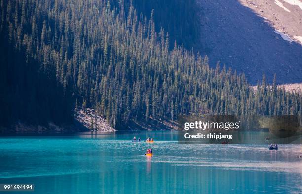 moraine lake and the valley of the ten peaks in the canadian rockies - valley of the ten peaks stock-fotos und bilder