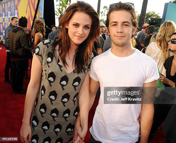 Actress Kristen Stewart and guest arrives at the 2008 MTV Video Music Awards at Paramount Pictures Studios on September 7, 2008 in Los Angeles,...