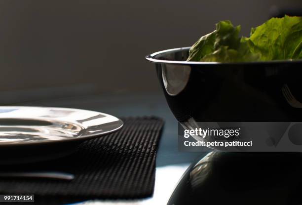 green leaves in a bowl.. - patitucci fotografías e imágenes de stock