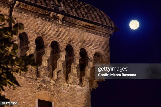 bologna italia  porta saragozza  e luna piena. - poeta stock-fotos und bilder