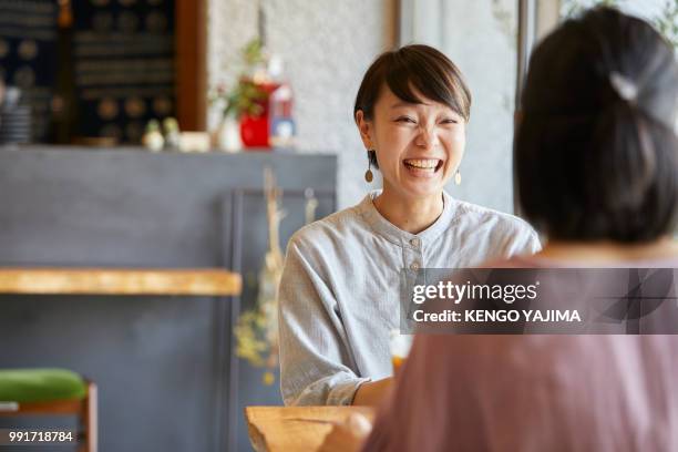 カフェと女性 - woman talking ストックフォトと画像