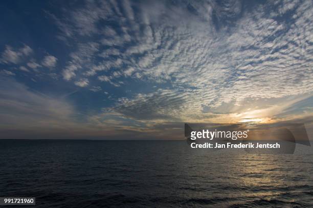 sonnenuntergang auf offenem meer ii - meer stock pictures, royalty-free photos & images