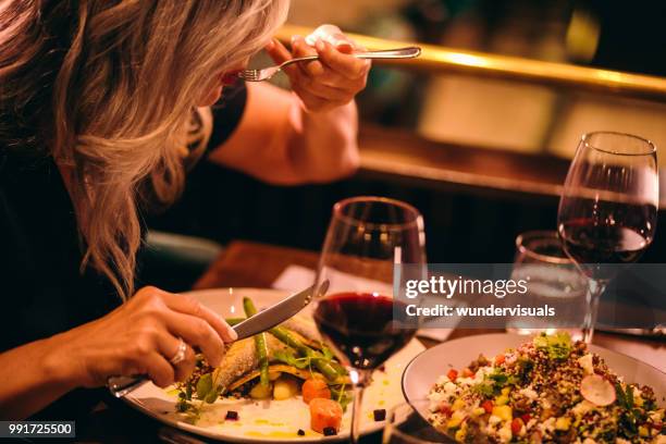 nahaufnahme der reife frau gesundes abendessen im luxuriösen restaurant - black tie dinner stock-fotos und bilder