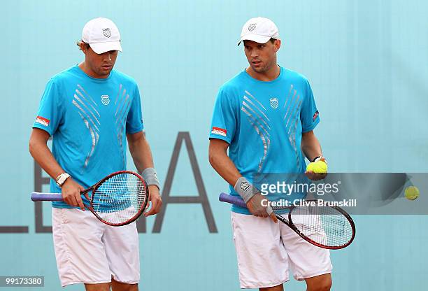 Bob Bryan and Mike Bryan of the USA discuss tatics against Benjamin Becker of Germany and Marco Chiudinelli of Switzerland in their second round...