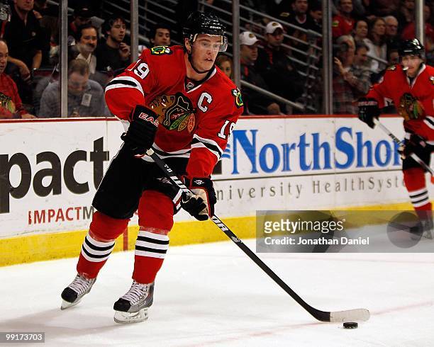 Jonathan Toews of the Chicago Blackhawks looks to pass against the Columbus Blue Jackets at the United Center on January 14, 2010 in Chicago,...