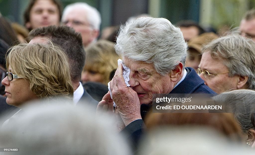 Dutch former Prime Minister Wim Kok (C)