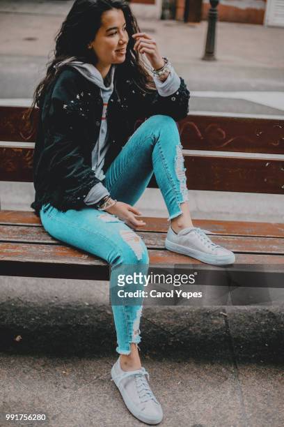 casual portrait of teenager happy brunette at street - ot coruña fotografías e imágenes de stock