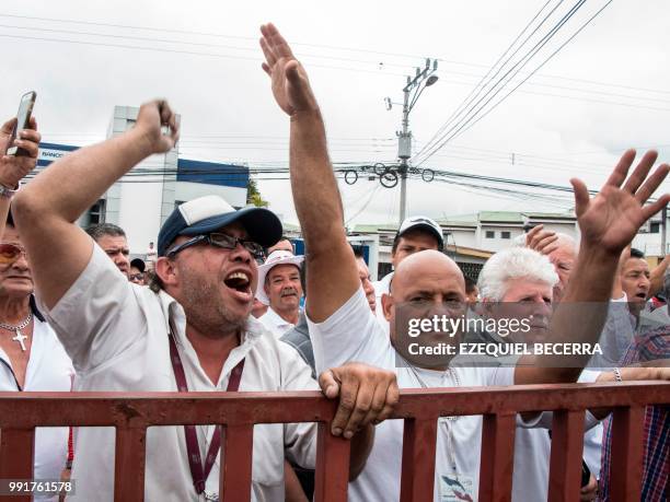 Taxi drivers protest against Uber for the second consecutive day outside the presidential house in San Jose, on July 4, 2018.