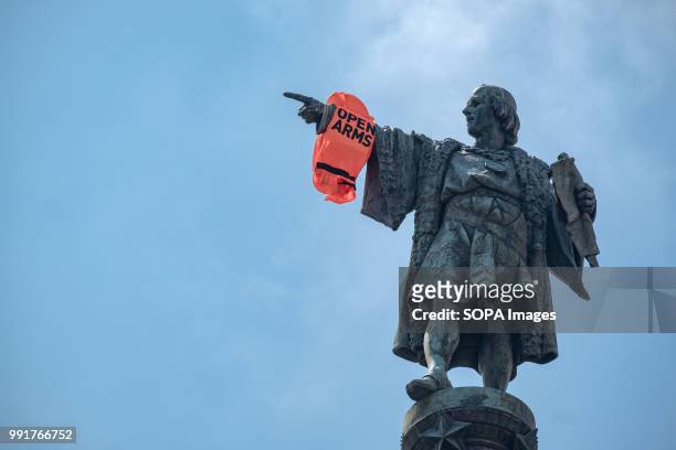 As a result of the arrival in Barcelona of the Opem Arms, members of the organization have hung a life jacket on the arm of the conquistador at the...
