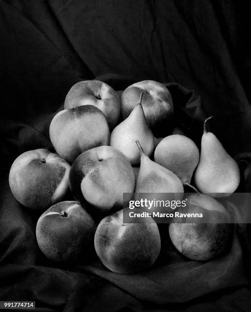 frutta pere pesche acqua bw - frutta stock-fotos und bilder