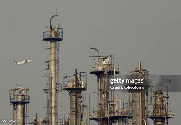 tokyo 3608 - distillation tower stock pictures, royalty-free photos & images