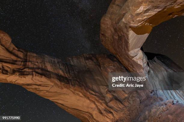 split double arch milky way - jaye stockfoto's en -beelden